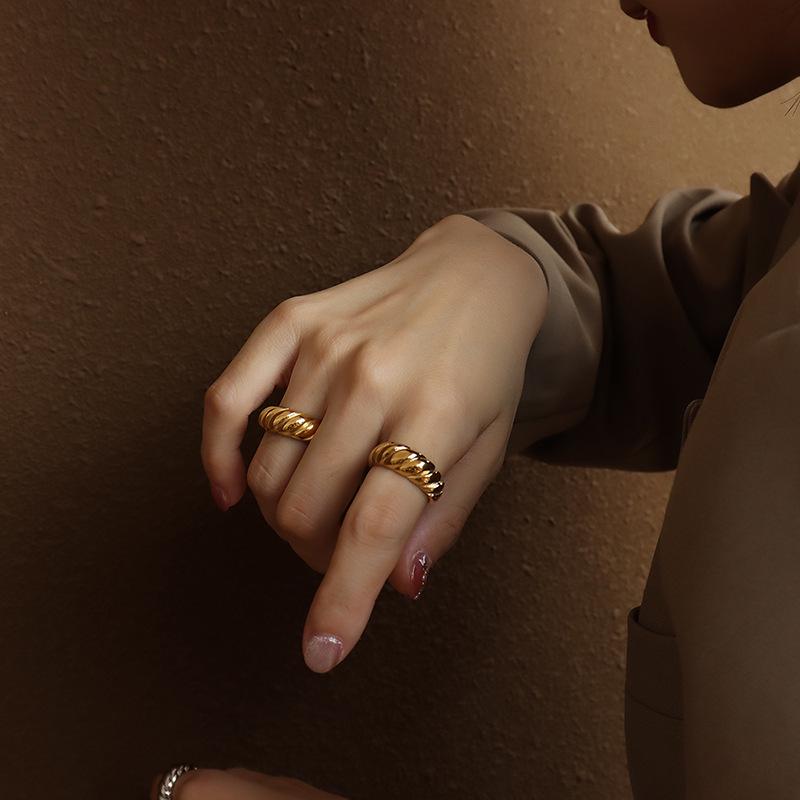 Geometric European-American Retro Ribbed Wave 18K Gold Titanium Steel Pinky Ring, A157