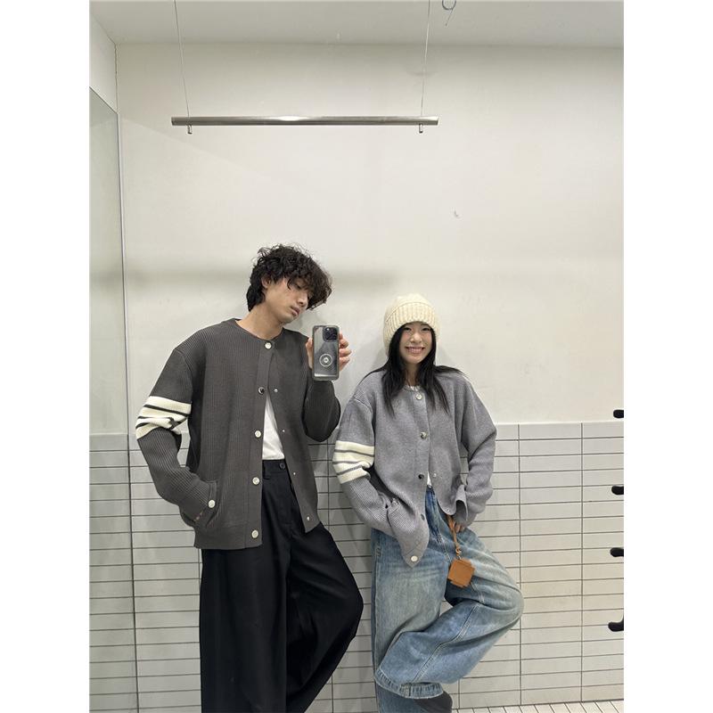 Мужской серый полосатый кардиган в американском ретро-стиле - Высококачественный трикотаж для осенизимы M 2640₽