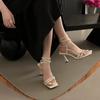 2025 Frühling und Herbst neue Mode vielseitiger Feenstil offene Zehen Wort mit quadratischem Kopf High Heel Sandalen Frau