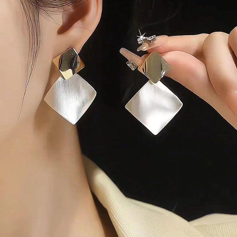 

Cold Wind Retro Frosted Brushed Diamond Two-Tone Earrings Curved diamond earrings