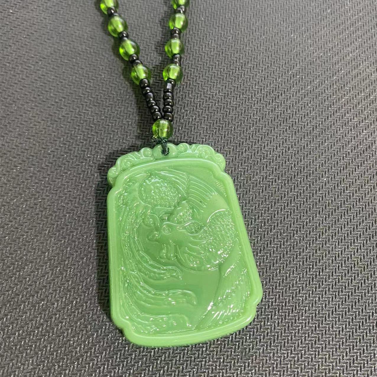 

Подвеска из искусственного яшмового стекла с изображением дракона и феникса