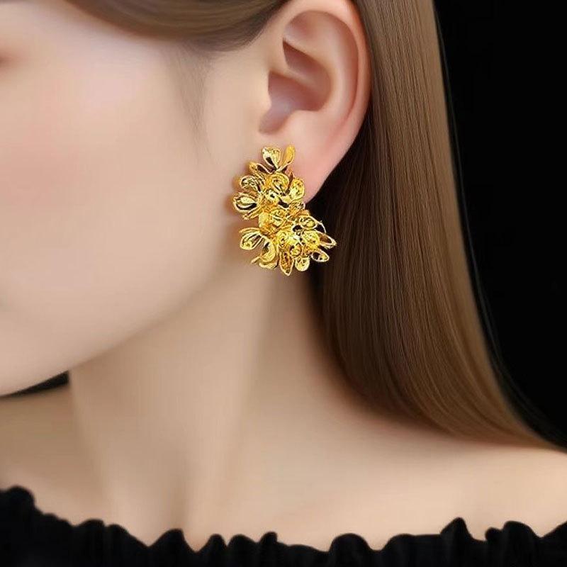 Court Style Retro Gold Flower C-Shaped Earrings Women'S Light Luxury Fashion High-End Earrings Niche Imitation Silver Needle Earrings