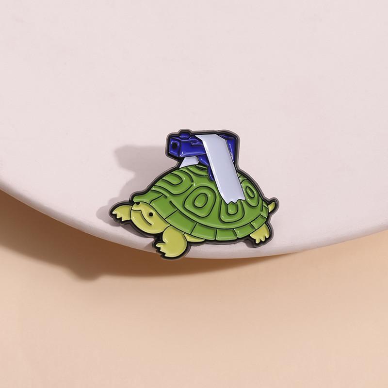 Creative Animal-themed Green Turtle Brooch With Gun Design Unique Alloy Pin For Fashion Accessories