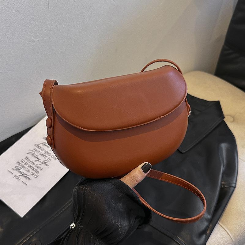 Niche design simple bag women's 2025 summer new trendy shoulder messenger bag high sense versatile commuter saddle bag
