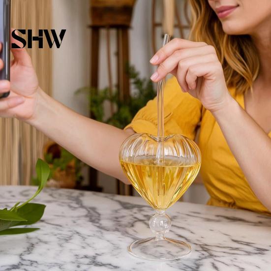 Klares Glasgeschirr für Sprudelwasser Herzförmiges Cocktailglas, 220 ml Kelch mit Strohhalm, Elegante Professionelle Bartending Kaltgetränke Tasse, Stilvoll