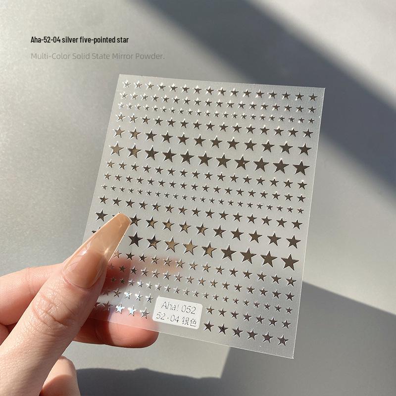 

Ага Мечтательные Звездные Взрывы Наклейки для Ногтей: Милый дизайн в виде полумесяца и звезды в золотом, серебряном, черном и белом цветах.