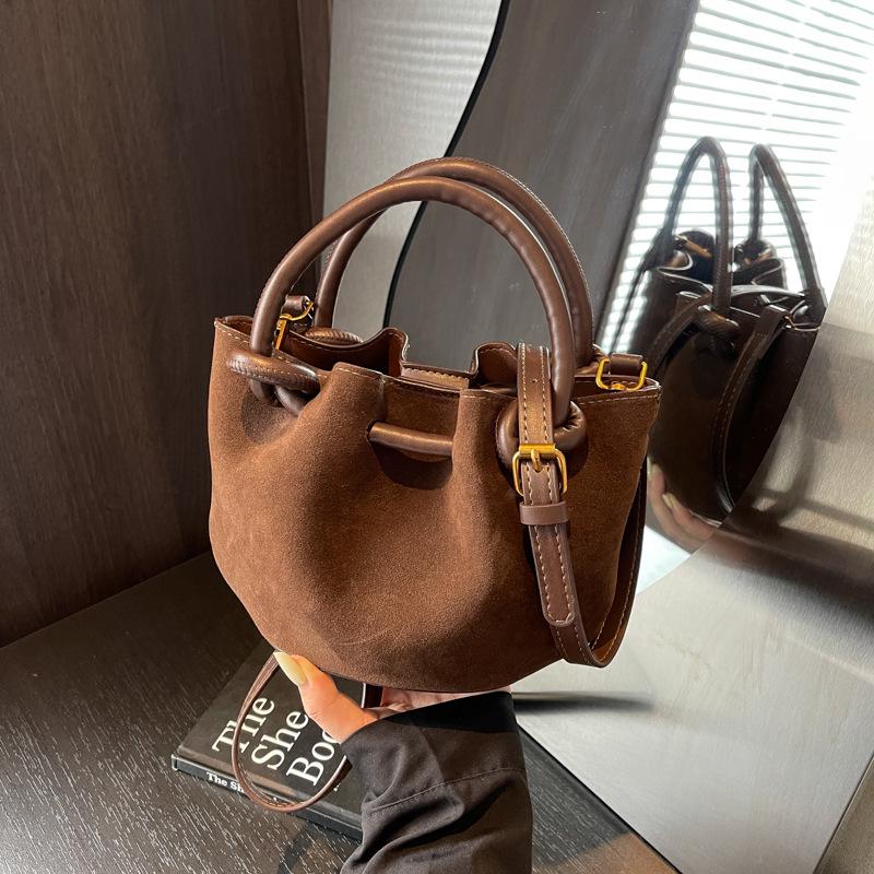 

2025 Ретро замшевая сумка кроссбоди и сумка-тоут для женщин коричневый