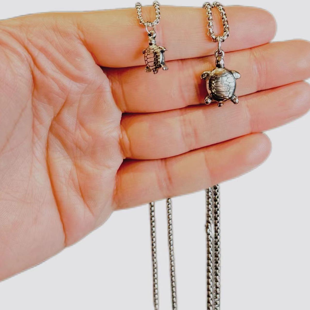 

Trendy Men s Turtle Pendant Necklace: Versatile Titanium Steel Jewelry 65cm