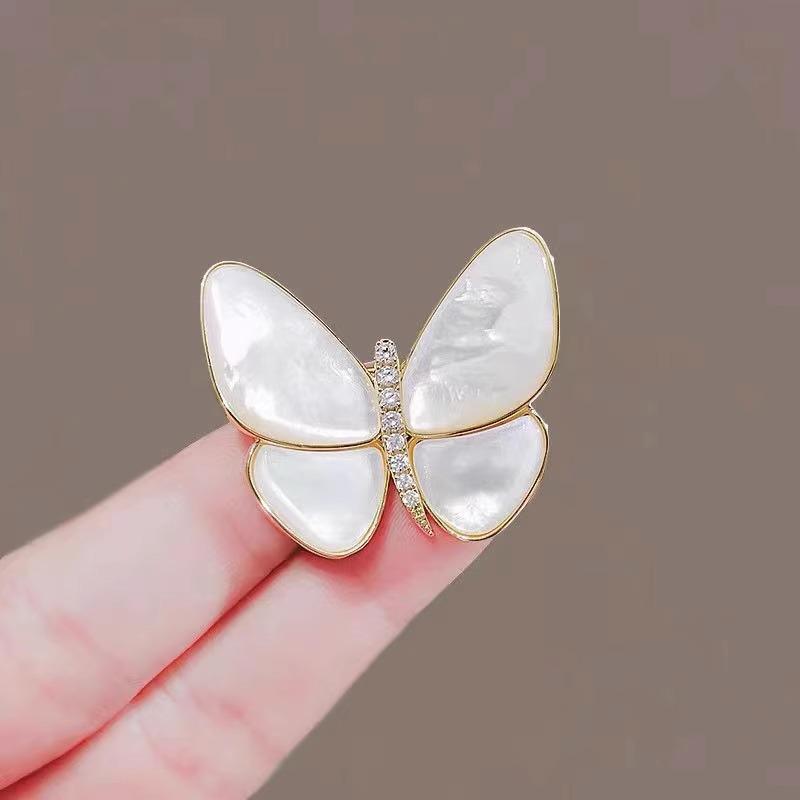 Meng Wanzhou's Pearl Butterfly Brooch: A Chic Accessory Protecting the Mother-of-pearl, Perfect for Elegant Women's Suits.
