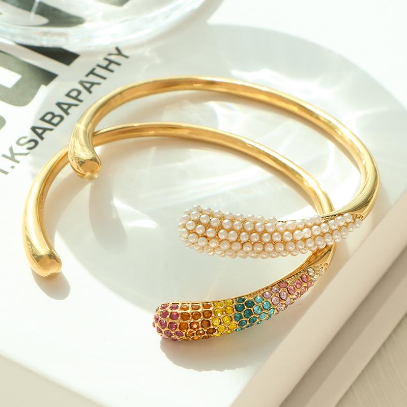 Elegantes Europäisches Titanstahlarmband: 18K Vergoldet, Vielseitig, High-End Design für Damen