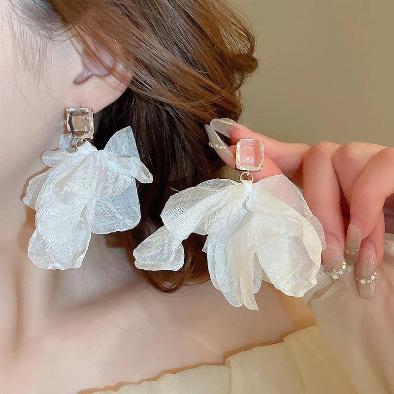 Super fairy yellow mesh flower earrings 2025 new seaside vacation style stud earrings niche high-end temperament earrings