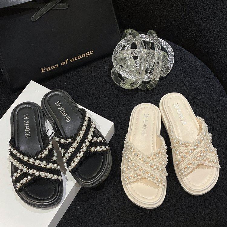 Dicke Sohle Hausschuhe Damen Sommer Koreanische Version der neuen Xiaoxiangfeng Kreuz Perle Mode Außen tragen Muffin coole Hausschuhe