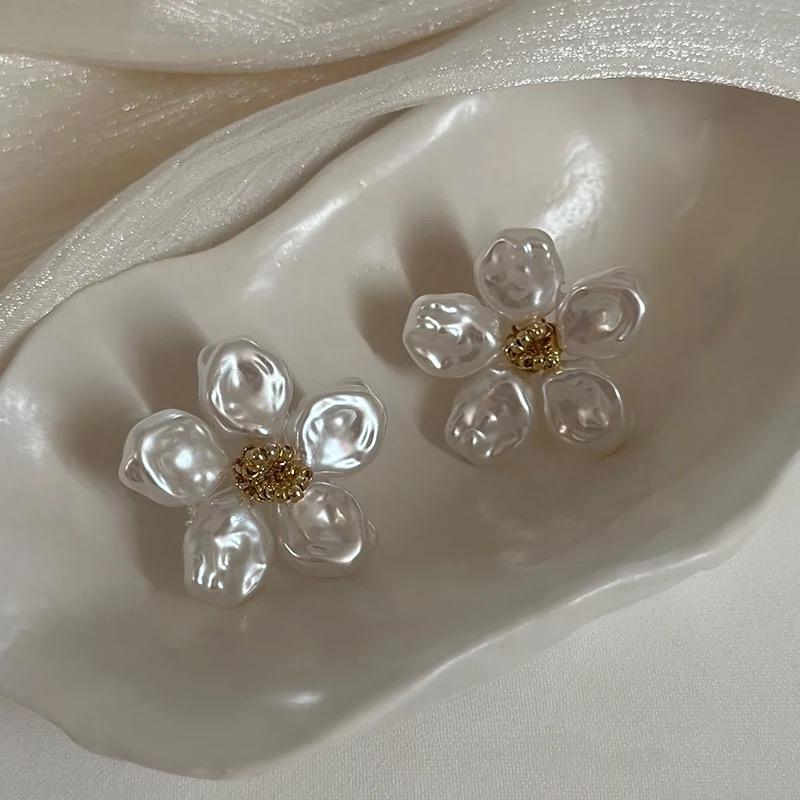 Pearl Stud Earrings: New, Unique, and Trendy Floral Design. Vintage-inspired, Elegant, and High-end Jewelry