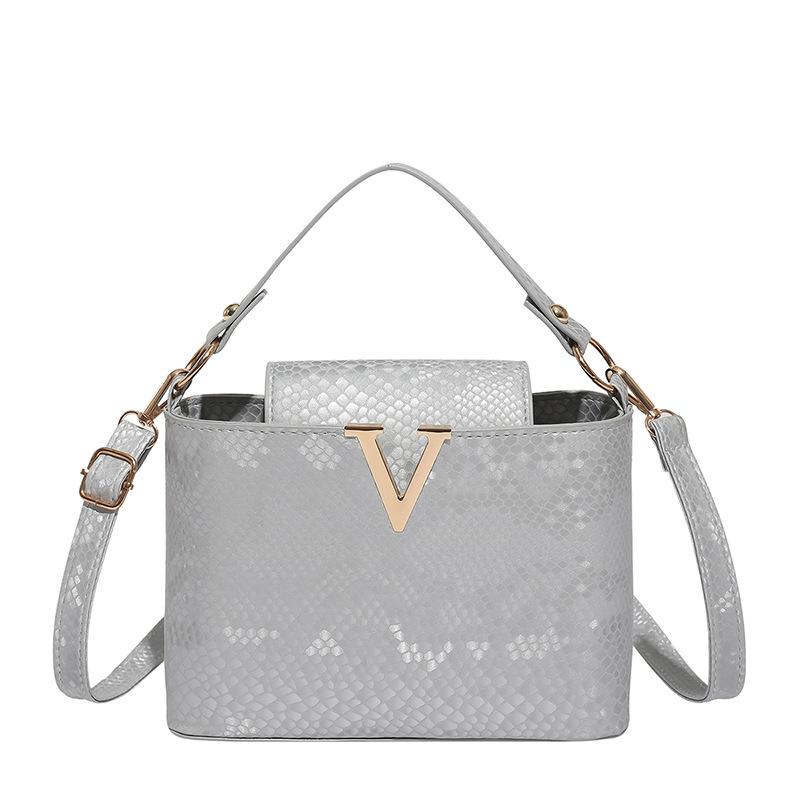 

Сумка кроссбоди с ретро узором под змеиную кожу - вместительная сумка для работы и поездок серебряный