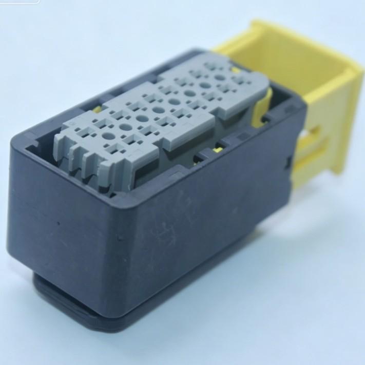 Original Car Wiring Harness Connector Plug 2-1563759-1