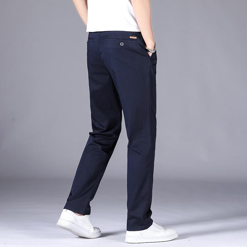 Męskie spodnie bawełniane na jesień z prostymi nogawkami, elastyczne, niegniotące się, naturalnie układające się, idealne do codziennych, biznesowych stylizacji w średnim wieku