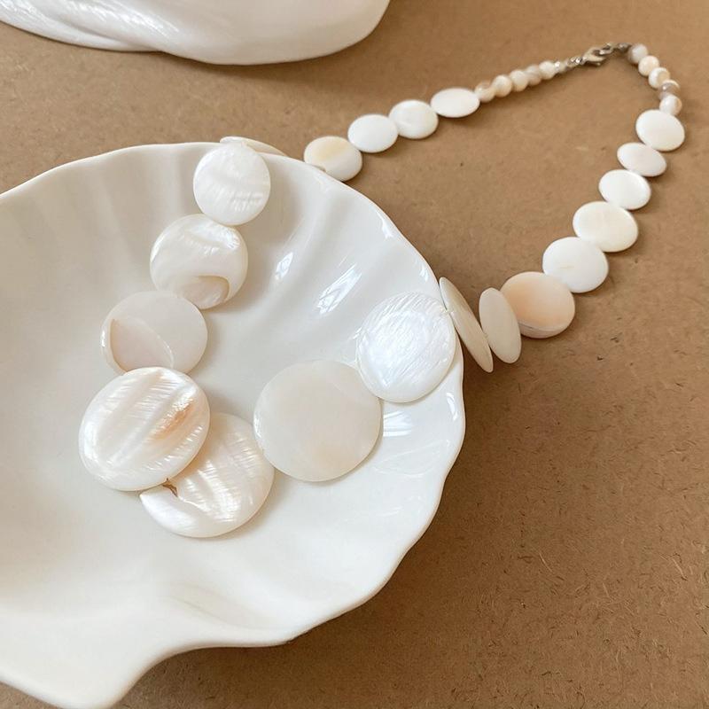 Collana con Conchiglie alla Moda, Catena per Clavicola in Stile Vacanza Estiva, Accessorio Versatile Minimalista Artistico e Unico per Donne
