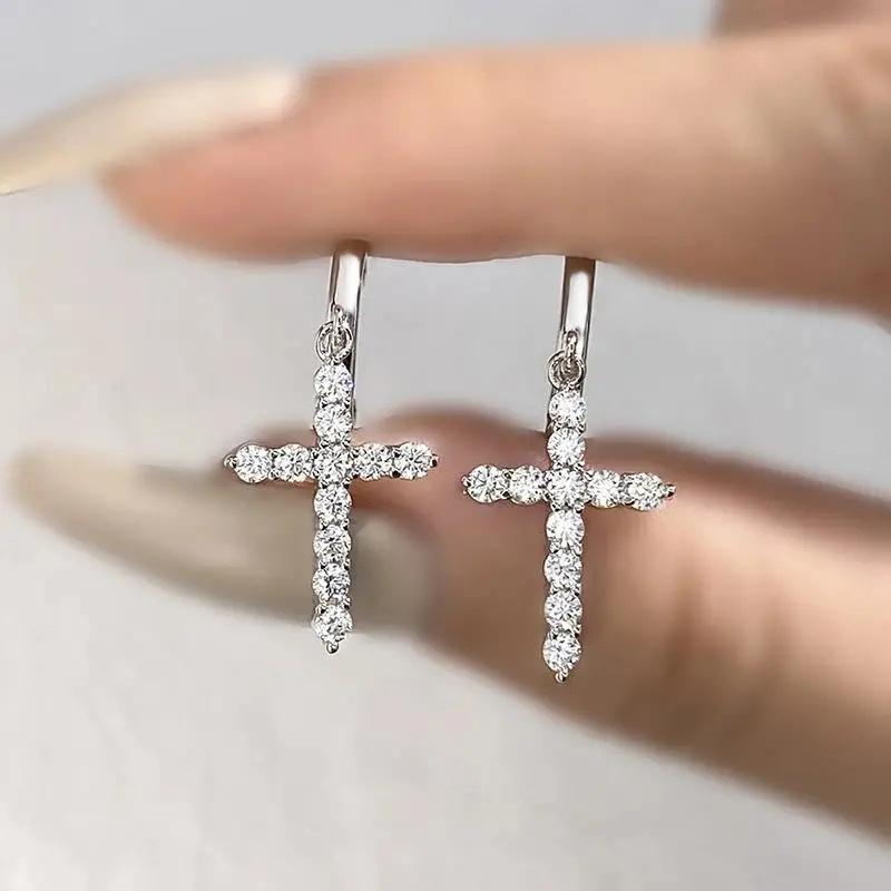 Versilberte CZ Kreuz Hänge Huggie Creolen, Funkelnde Kreuz Charm Creolen für Damen
