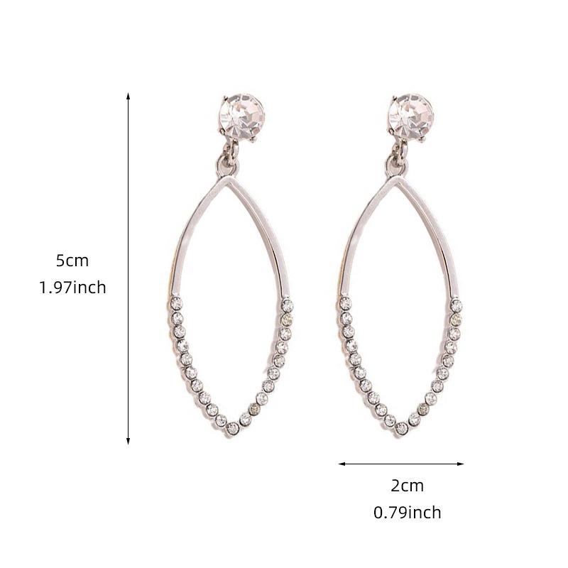 

2024 Trendy Statement Hoops: Bold, Versatile Earrings for a Chic European & American Fashion Look серебряный