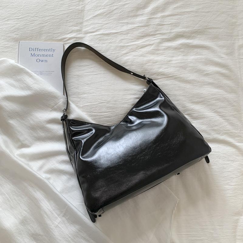 

High value foreign style large capacity handbag women s bag 2025 new shoulder messenger bag fashionable commuter tote bag чёрный