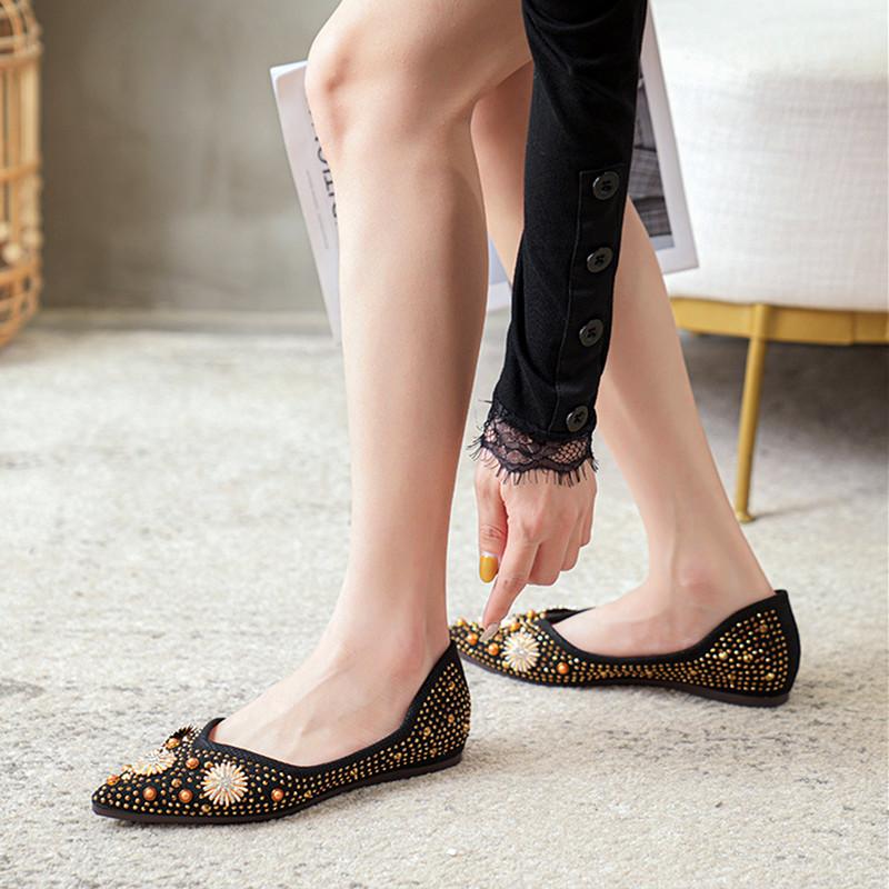 Fashion Metal Rivet Decoration Flats Women Luxury Rhinestone Design Pointed Toe Loafers for Women Soft Sole Comfort Mules Casual Shoes