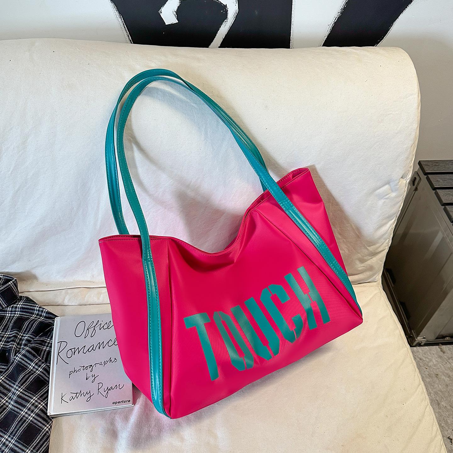 

Versatile Nylon Tote Bag: Large Capacity for Work, Outings & School розы красного