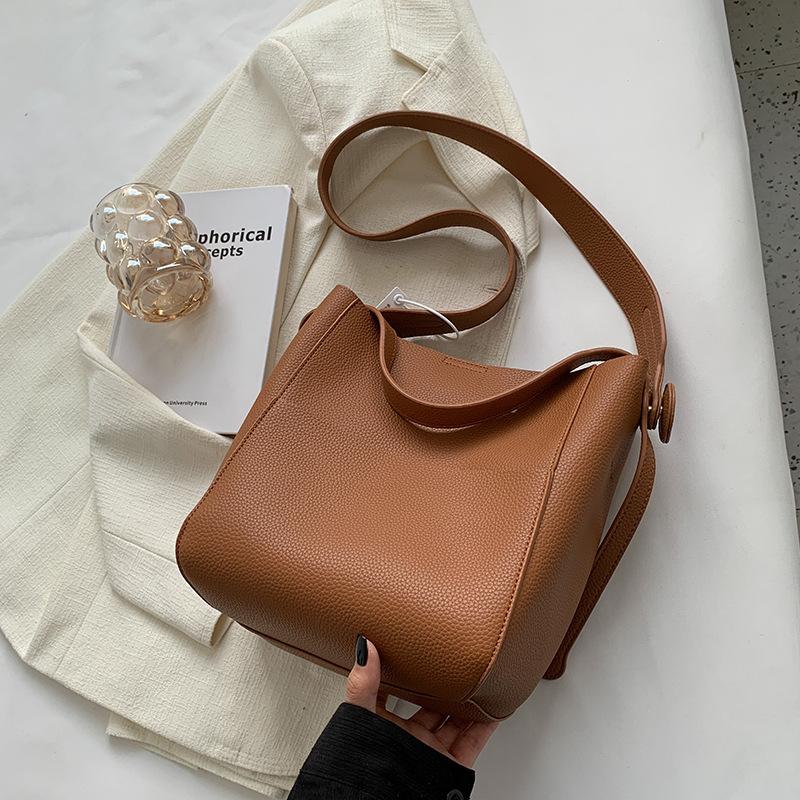 Beliebte Taschen Damen-Taschen Neue Mode Herbst und Winter Breite Umhängetaschen Einfache tragbare Beuteltaschen