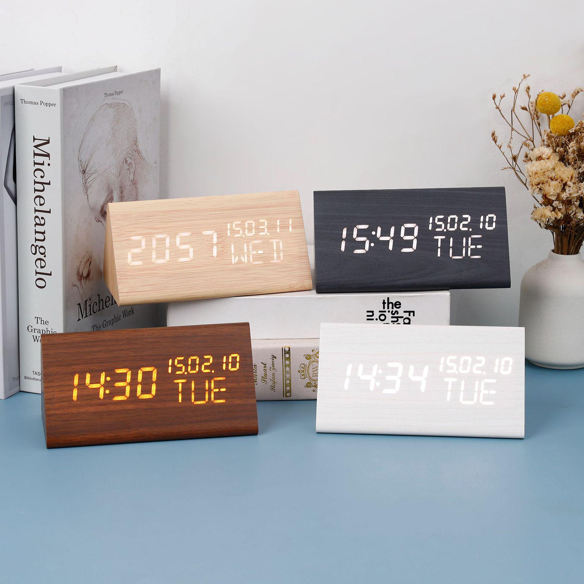

Деревянный светодиодный будильник с тройным дисплеем, бесшумными, светящимися функциями и вечным календарем грязно-белый