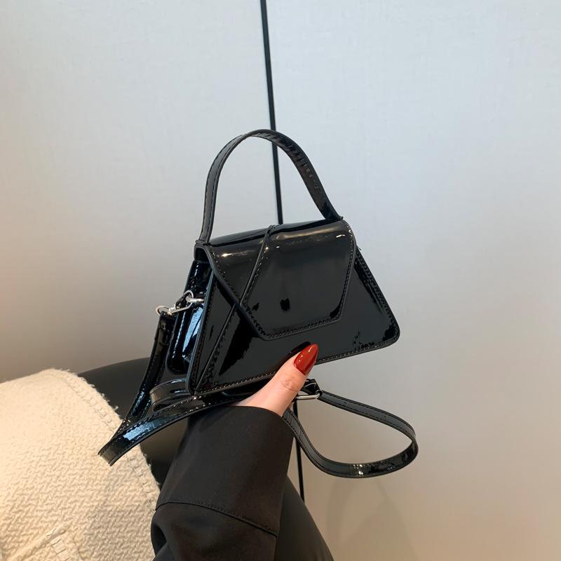 

2024 женская сумка новая модная лакированная кожа женская сумка подмышкой иностранный стиль текстура французская золотая сумка сумка через плечо чёрный
