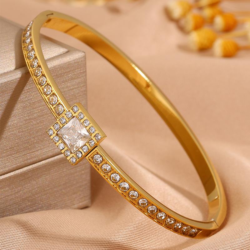 European and American Light Luxury High-end Square Diamond-encrusted Women's Hot-selling Non-fading Emerald Gypsy