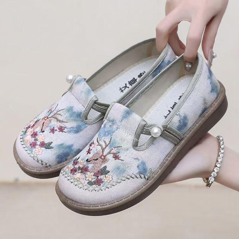 Ethnic style embroidered shoes Spring cloth shoes Hanfu shoes Mom casual shoes Children are breathable and comfortable
