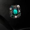 Spilla vintage con strass e perle: Elegante Spilla Accessorio per Tailleur da Donna in Stile Corte.