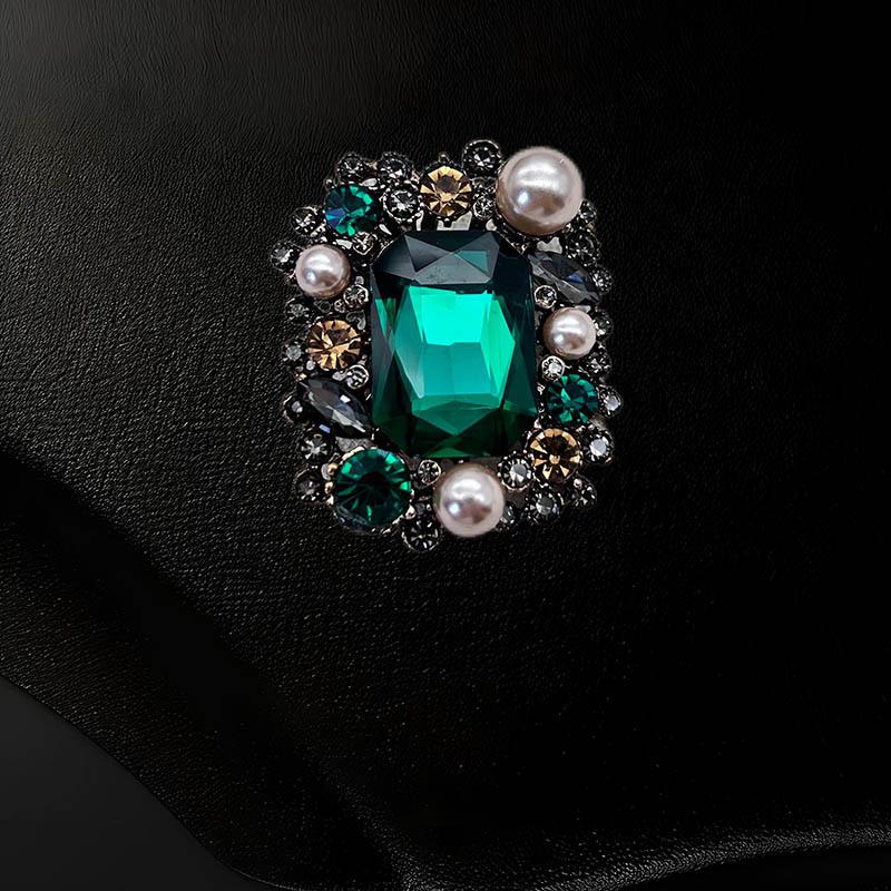 Винтажная брошь со стразами и жемчугом: Элегантная женская брошь в придворном стиле.