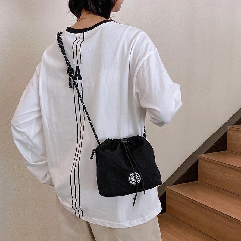 Large capacity, lightweight and simple portable bucket bag, casual niche sports style shoulder bag, fashion messenger women's bag