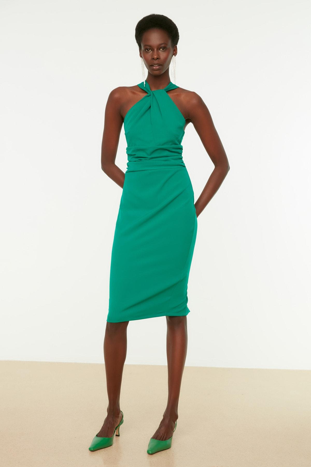 

Изумрудно-зеленое платье с воротником..