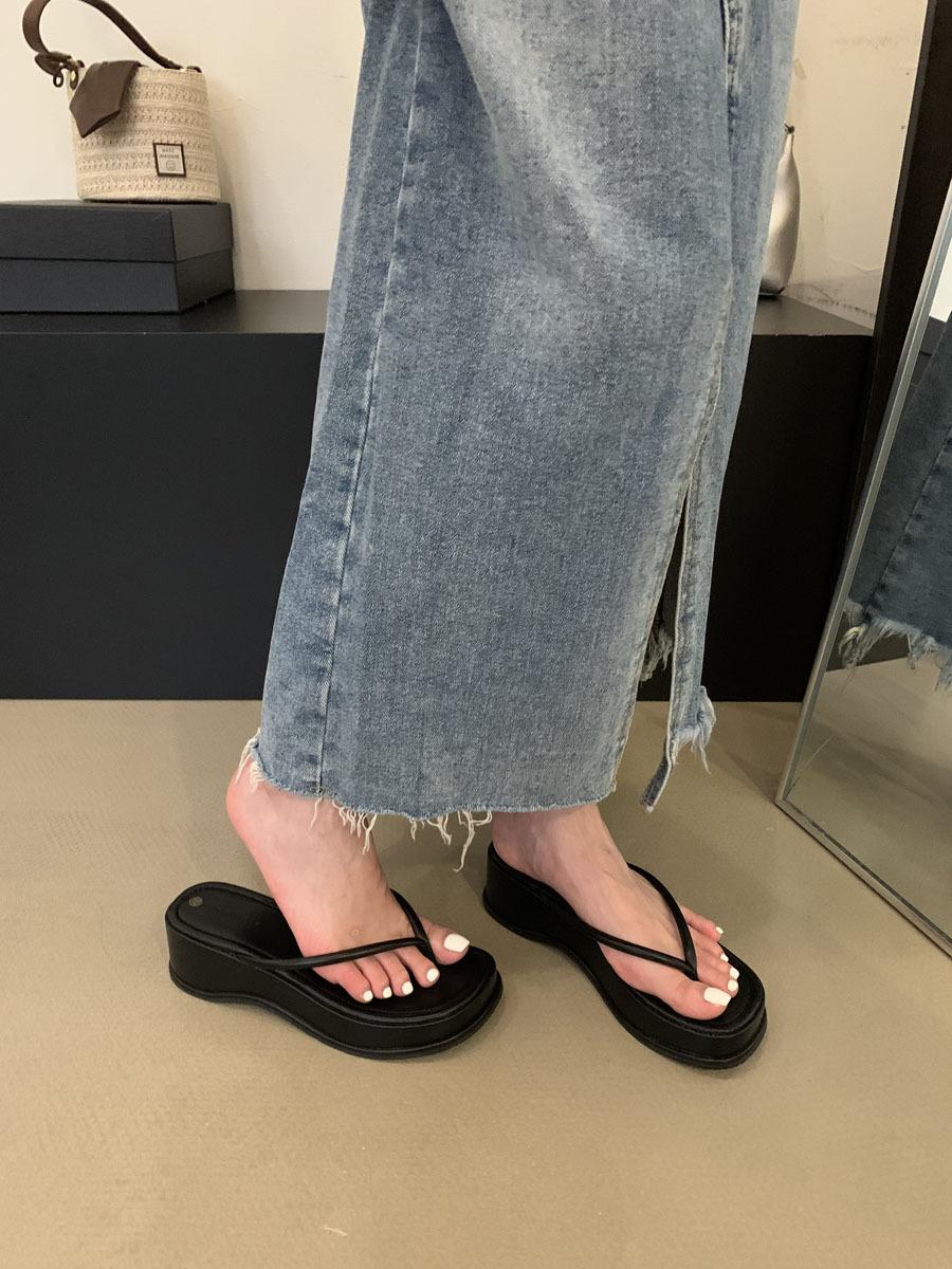 

French niche thick-bottomed cool slippers for women to wear 2024 summer silver herringbone toe muffin bottom height increase half slippers 39 чорний