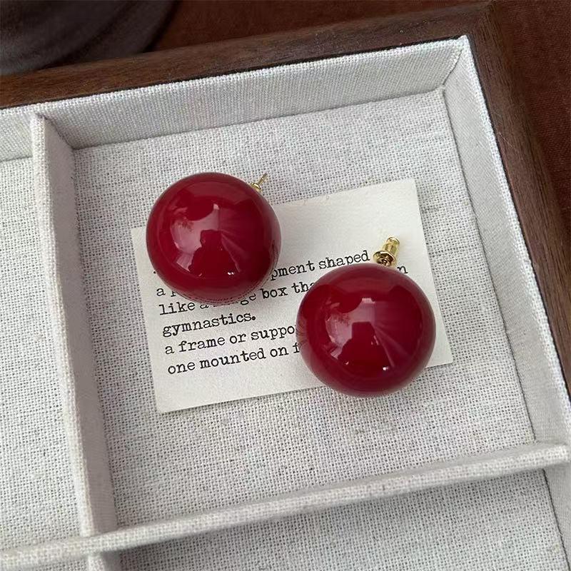Boucles d'oreilles Clous Boule Ronde Cerise - Design Simple, Tendance, Polyvalent avec une Touche Rétro et Luxueuse