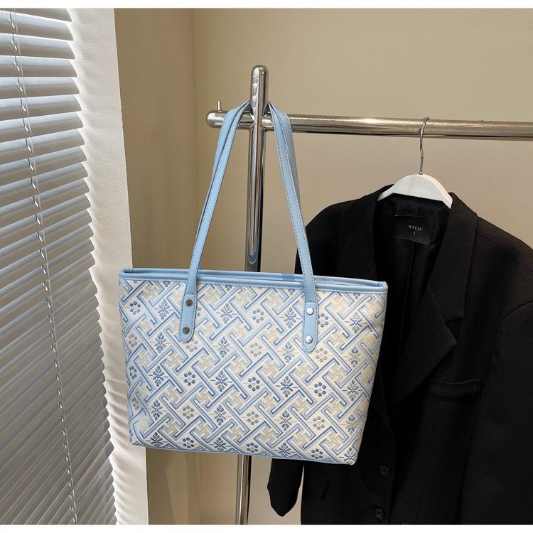 

2025 summer new portable small bag women s tote bag new sweet and delicate commuter shoulder messenger bag bags