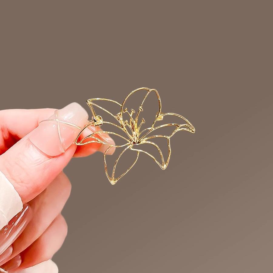 Hollowed-out Lily Brooch, High-end Feminine Style, Suit Pin, Anti-glare Clasp, High-end Corsage