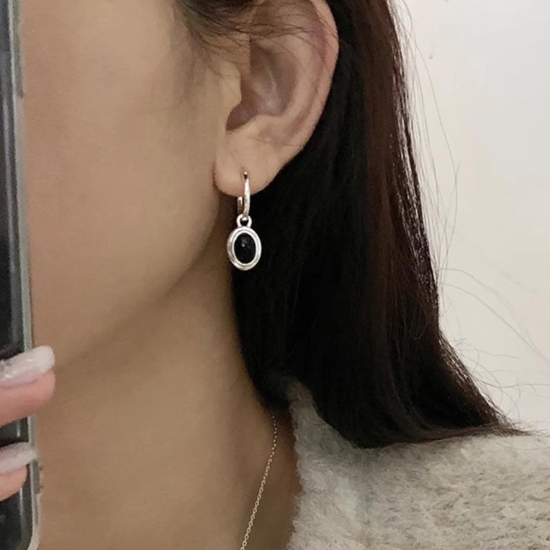 Elegant Black Oval Pendant Earrings for Women - Exquisite S925 Silver Plated Needle and Creative Design