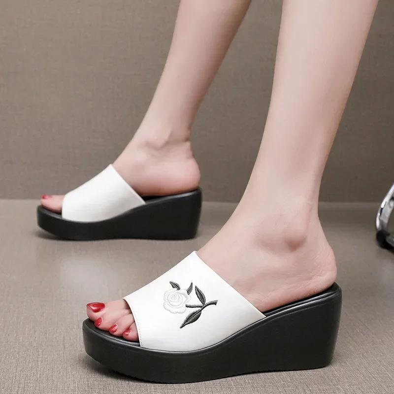 6cm Kleine Größe 32-43 Bequeme Blumenstickerei Keilabsatz Hausschuhe 2024 Damen Mittlere Absätze Plateau Clogs für Büro Strand Mama