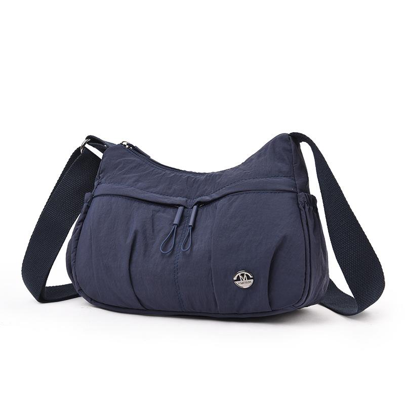 

Маленька квадратна сумка для подорожей вулицею з одним плечем і через плече синій