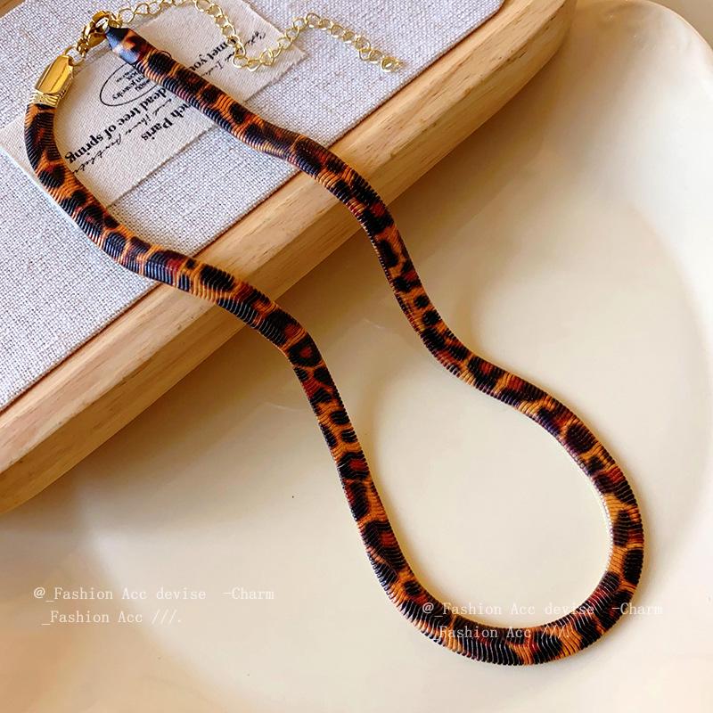 Luksusowy naszyjnik retro z nadrukiem panterki i teksturą kości węża dla kobiet