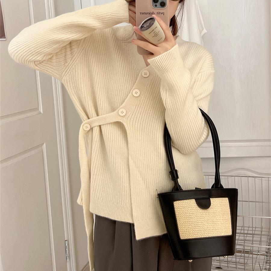 

В’язаний кардиган із нерегулярною діагональною пряжкою та стрічкою. Дизайнерський светр із відчуттям моди та темпераментом для щоденних щоденних поїздок. Зручний жіночий одяг білий