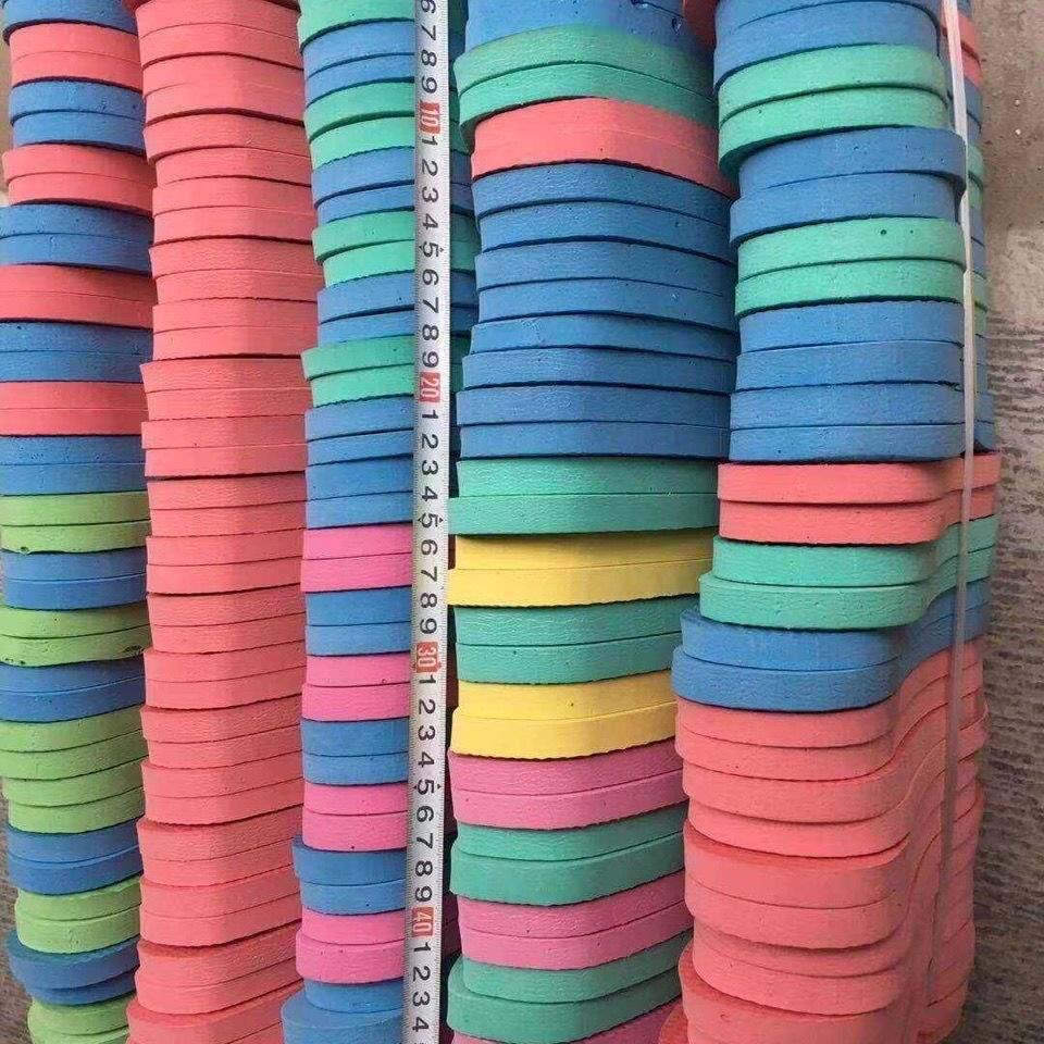 Moisture-Absorbing Self-Heating Rain and Snow Boots with Thick Insoles