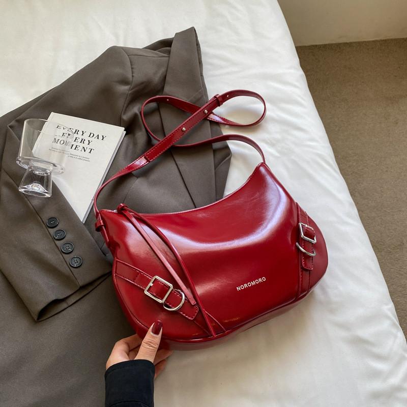 IELGY large-capacity commuter armpit bag, women's silver trendy fashion niche shoulder bag, textured versatile messenger bag