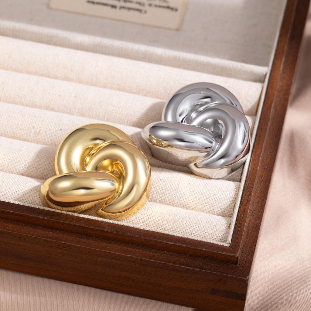 Wind Metal Smooth Surface Advanced Sense Twisted Winding Brooch Niche Design Sense Suit Accessories