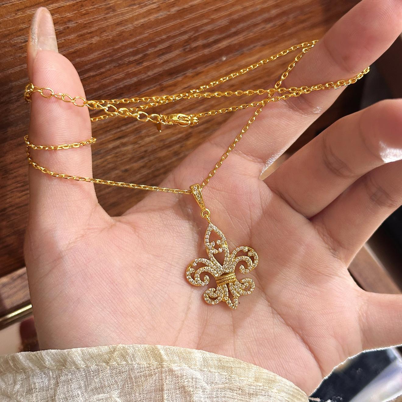 

Popular full diamond hollow queen iris pendant necklace antique elegant collarbone chain золотий