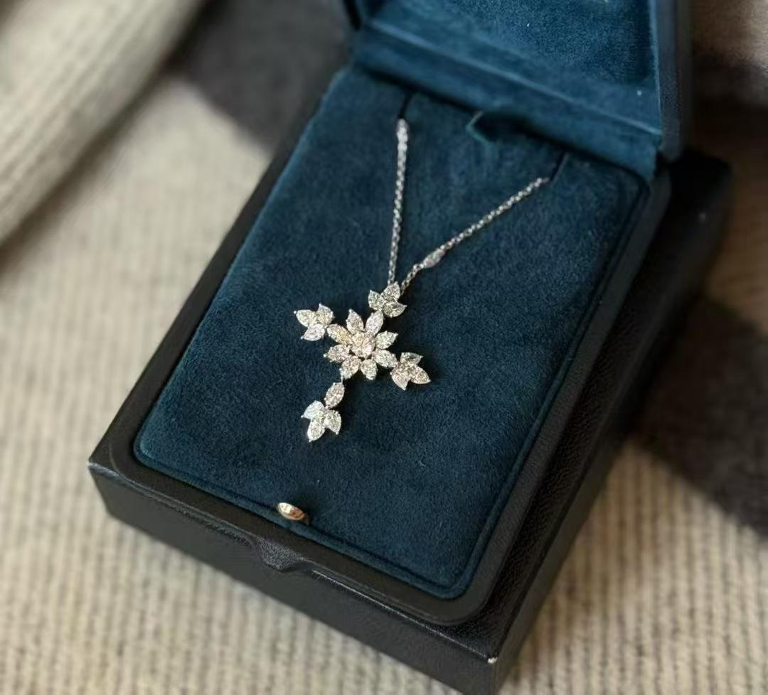 Elegant HW Snowflake Cross Necklace - Women s Light Luxury High-End Fashion Accessory 18K