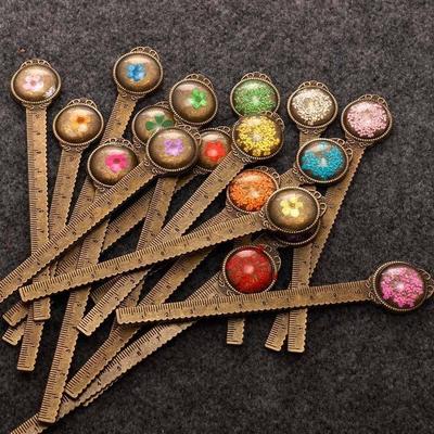 Handgefertigte Retro-Lesezeichen aus Metall mit getrockneten unsterblichen Blumen